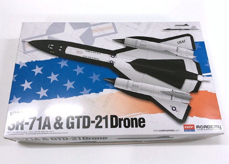 SR-71A Blackbird  Черный Дрозд и  дрон GTD-21 Drone сборная модель  (1:72)
