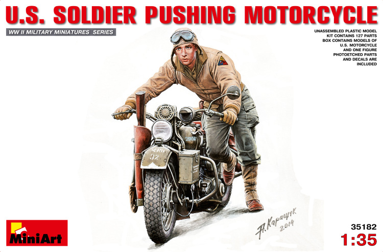 Американский солдат, толкающий мотоцикл сборная модель
