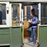 Европейский трамвай с пассажирами и персоналом сборная модель