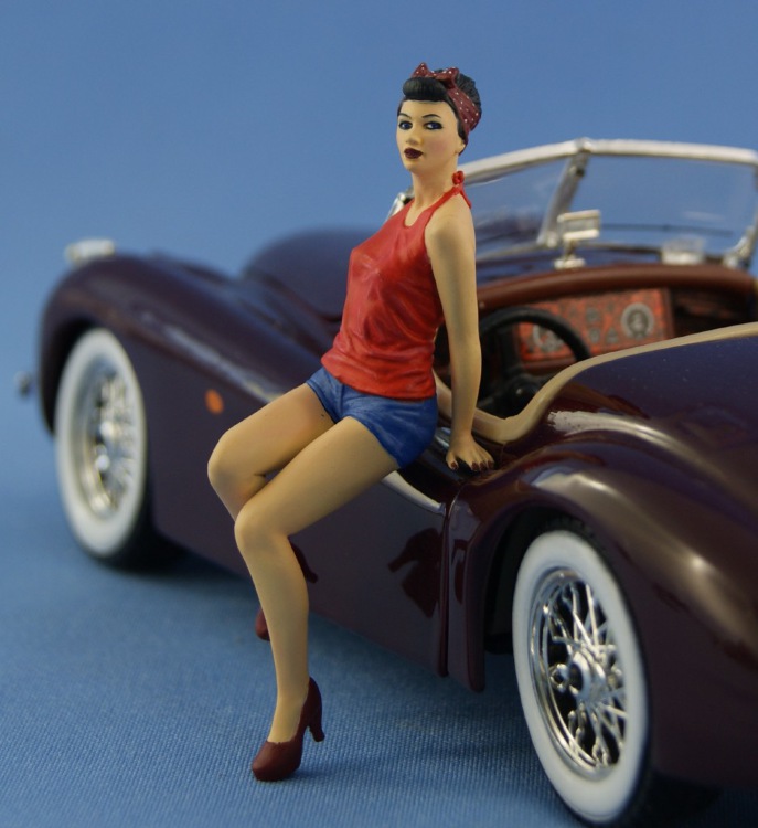 1/24 Pin-Up  фигура Девушка сидящая на капоте - окрашенный вариант